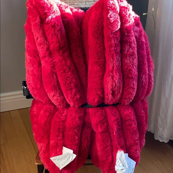 Set of 2 Luxurious Plush Red Faux Fur Throw Pillows🏡NWT! - Picture 8 of 10